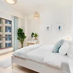 Ultimate Stay / 7 Beds / Sea, Jbr Beach And Ain Dubai Views / 3 Min Walk To Jbr Beach / Large Families Or Groups / Perfect Vacation Destination