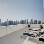 Luxury Apt - Rooftop Pool - City View