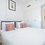 Trinity Holiday Homes - Luxury 2Br With Modern Amenities, Near To Energy Metro Station