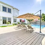 Signature 6Br Villa With Assistant Room And Private Pool In Frond F Palm Jumeirah By Deluxe Holiday Homes
