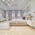 Signature 6Br Villa With Assistant Room And Private Pool In Frond F Palm Jumeirah By Deluxe Holiday Homes
