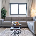 Trinity Holiday Homes - Luxury 2Br With Modern Amenities, Near To Energy Metro Station