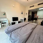 Studio - Steps From Downtown