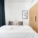 Unique Apt With Private Jacuzzi In Dubai