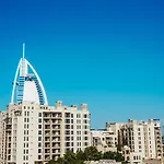Iconic Views Apt With Balcony Close To The Beach