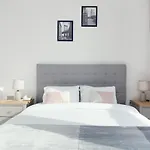 Downtown / Great Location / 2Bdr / 2 Balconies / 10 Min Walk From Dubai Mall