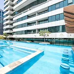 Studio Canal View With Partial Burj Khalifa View 5Min To Dubai Mall