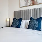 Welcome Home Apartments - Vida Marina - Full Marina View - High Floor