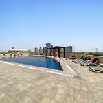 Vibrant Apartment With Pool, Gym, Free Parking & Fast Wifi