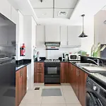 Vibrant Apartment With Pool, Gym, Free Parking & Fast Wifi