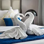 Luxe 1Br Sleeps 4, Near Burj Khalifa And Dubai Mall With Pool And Free Parking