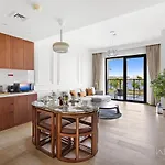 Welhome - Mesmerizing Sea & Burj Khalifa Views Apt At La Voile
