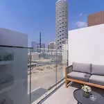 Modern Comfort In A Spacious Apartment - Suiteable