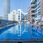 Modern Comfort In A Spacious Apartment - Suiteable