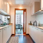 Dubai Marina Apartment With Sea View, Pool And Gym