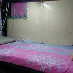White Moon Men\'S Hostel