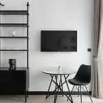 Studio Revved-Up In 15 Northside With Pool And Gym