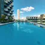 Spacious Balcony, King Bed, Pool At Jvc Dubai
