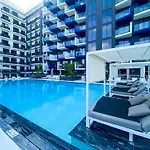 Spacious Balcony, King Bed, Pool At Jvc Dubai