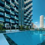 Spacious Balcony, King Bed, Pool At Jvc Dubai