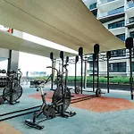 Studio Revved-Up In 15 Northside With Pool And Gym
