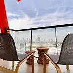 Cozy Central Apt With Parking And Skyline View