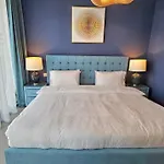 Luxury 3 Bed + Maid Room In Downtown Apt With Burj Khalifa View