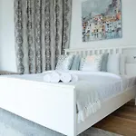 Veluxa - Stylish 2 Bed With View