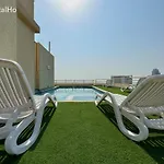 Quiet Studio With Balcony And Roof Top Pool In Dubai Marina