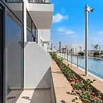Relaxing Studio With Pool View