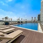 Relaxing Studio With Pool View