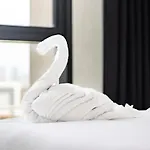 Luxury 1Br Getaway: Steps From Dubai Hills Park