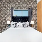Marina Views - Walking Distance To Beaches - Cityapartmentstay