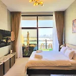 Sea Facing Large Beachfront Dubai Palm Jumeirah Studio