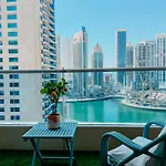 Dubai Marina Delight: Spacious Retreat For Groups