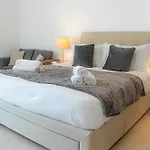 Dubai Skyline Retreat With Burj Khalifa View
