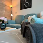 Warm Cozy Partial Sea View Apt In Dubai Marina With Modern Gym & Pool, Steps To Jbr Beach, Marina Walk & Metro