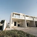 Aws Holiday Homes - Elegant Townhouse With Garden