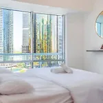 Stunning Skyline- Lake View Modern Cozy Apartment