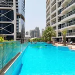Stunning Skyline- Lake View Modern Cozy Apartment
