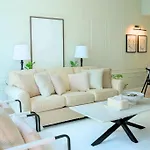 Spacious 1Br, Pool, Gym, Near Dining & Shops