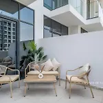 Large Balcony Studio 10 Minutes From Dubai Mall