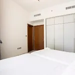 Elegant 2Br Ensuite With Canal & Burj Khalifa View
