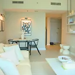 Spacious 1Br, Pool, Gym, Near Dining & Shops