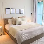 Spacious 1Br, Pool, Gym, Near Dining & Shops