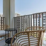 2 Bedroom Modern Corner Unit At Dch