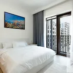 2 Bedroom Modern Corner Unit At Dch