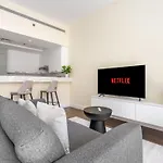 Chic Apartment In The Heart Of Dubai With Pool