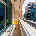 Chic Apartment In The Heart Of Dubai With Pool