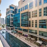Chic Apartment In The Heart Of Dubai With Pool